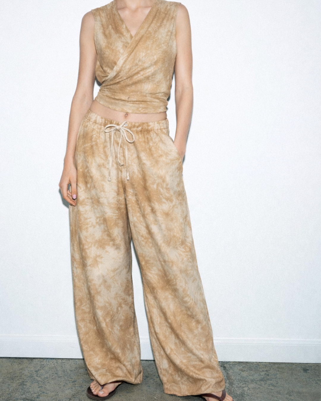 WEITE HOSE MIT TIE-DYE-EFFEKT
