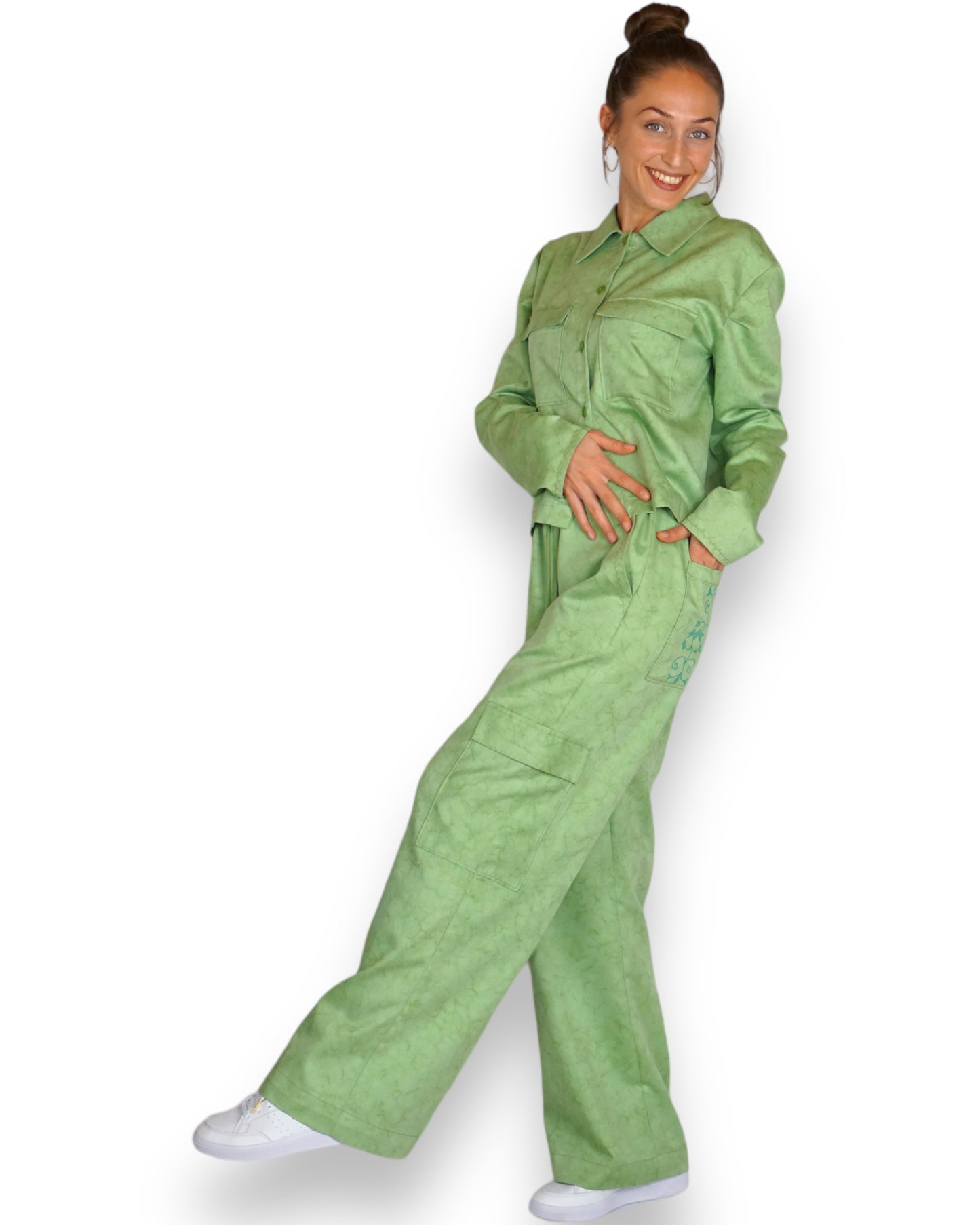 HOSE MIT WEITEM BEIN