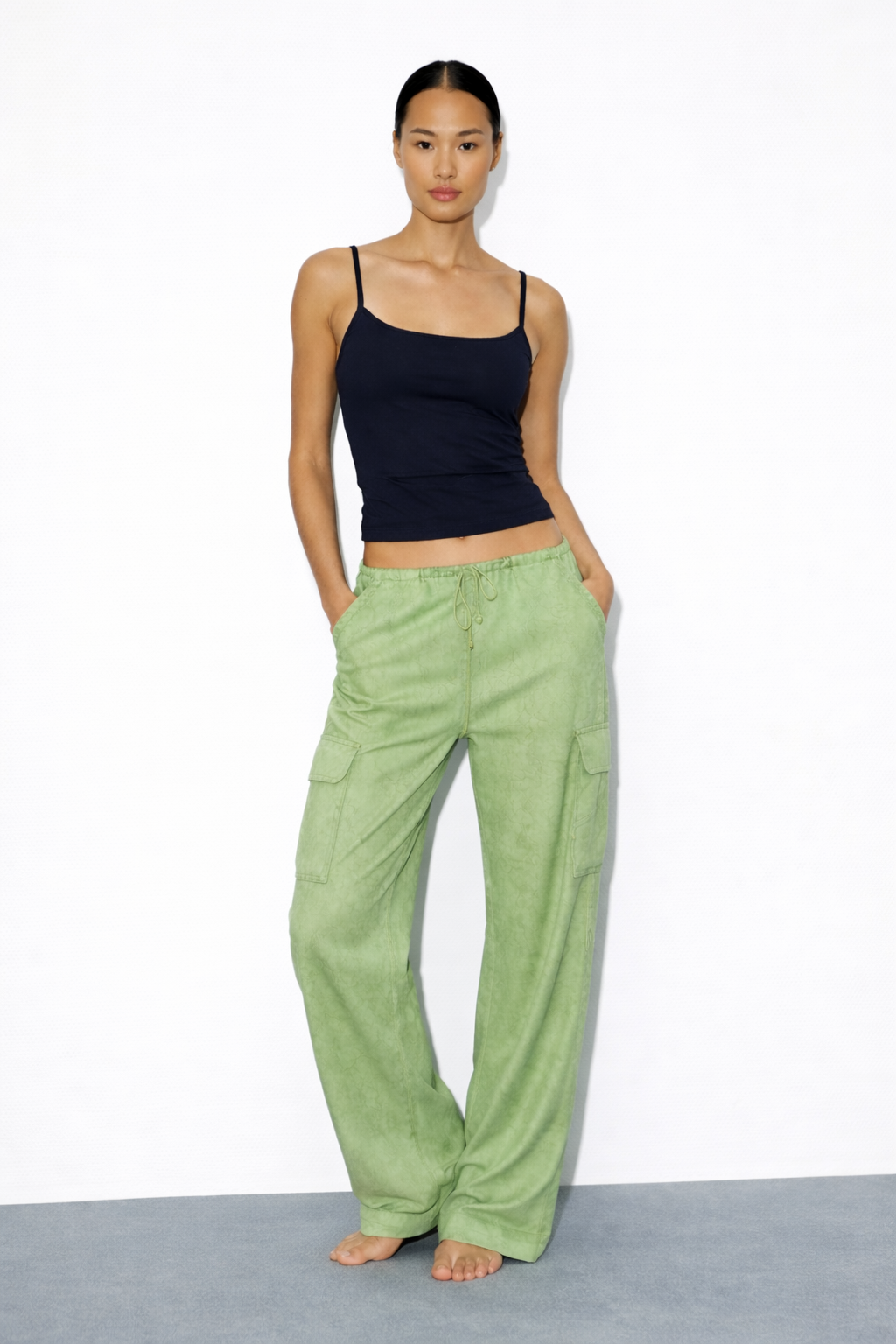 HOSE MIT WEITEM BEIN