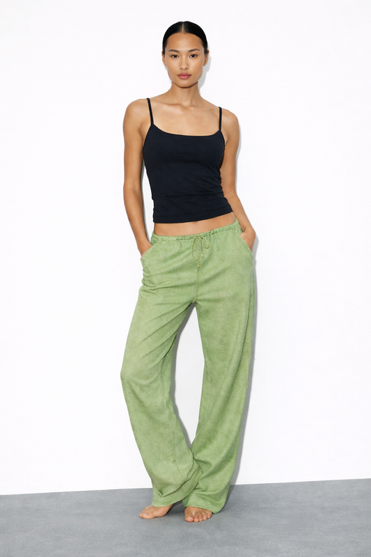 HOSE MIT WEITEM BEIN