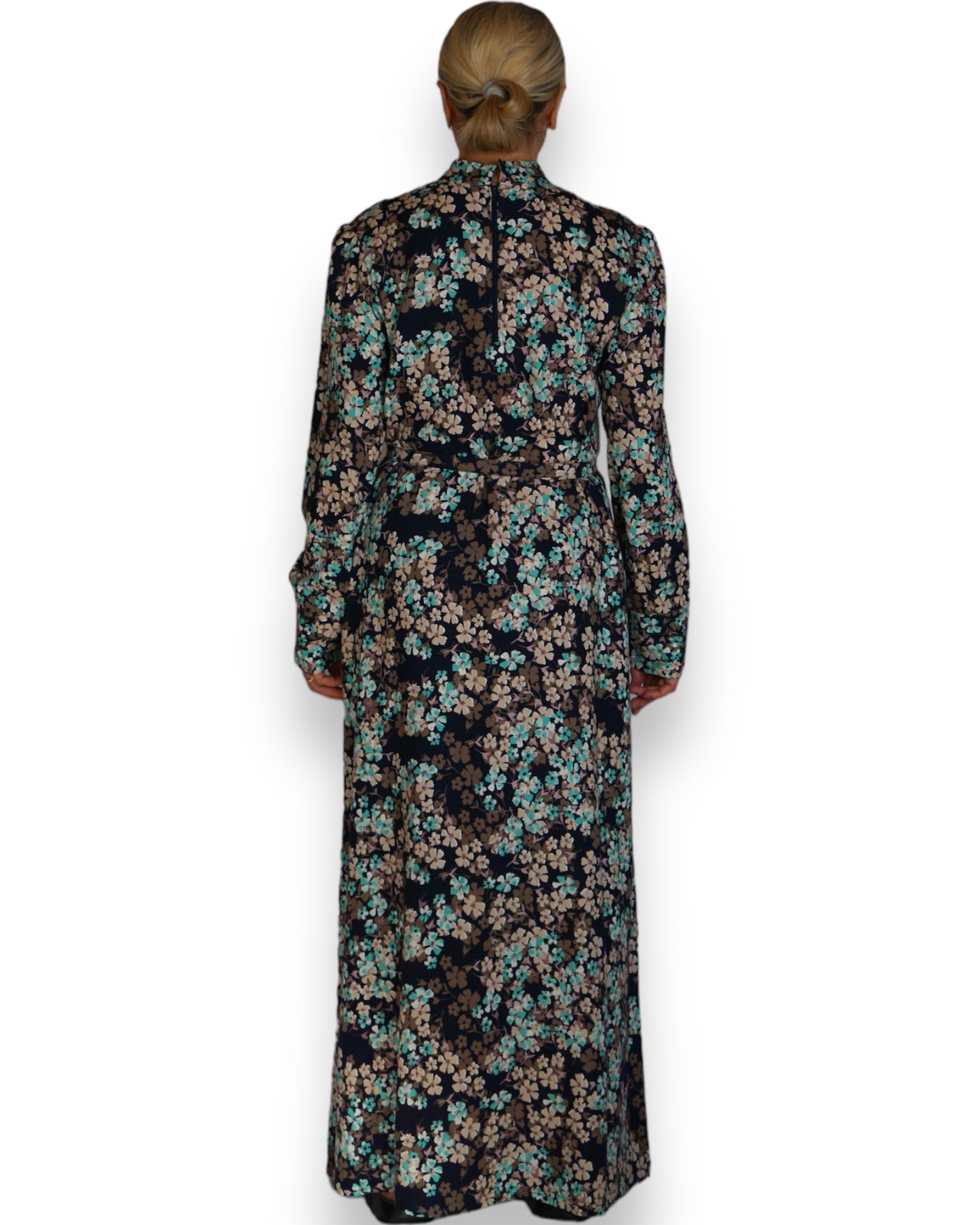 Langes Kleid mit Blumen