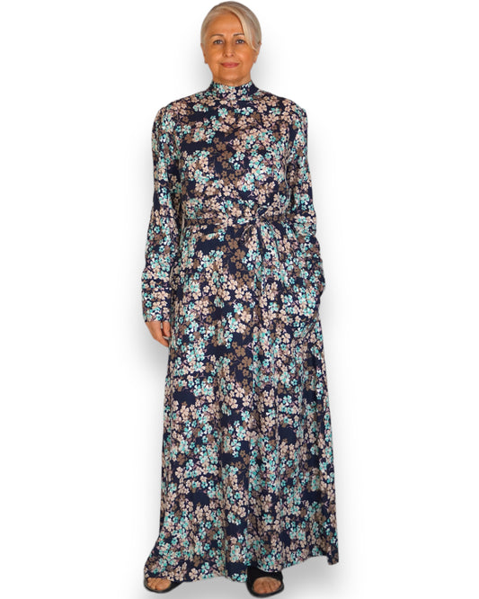 Langes Kleid mit Blumen