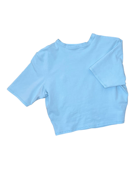 Hellblaues enges T-Shirt