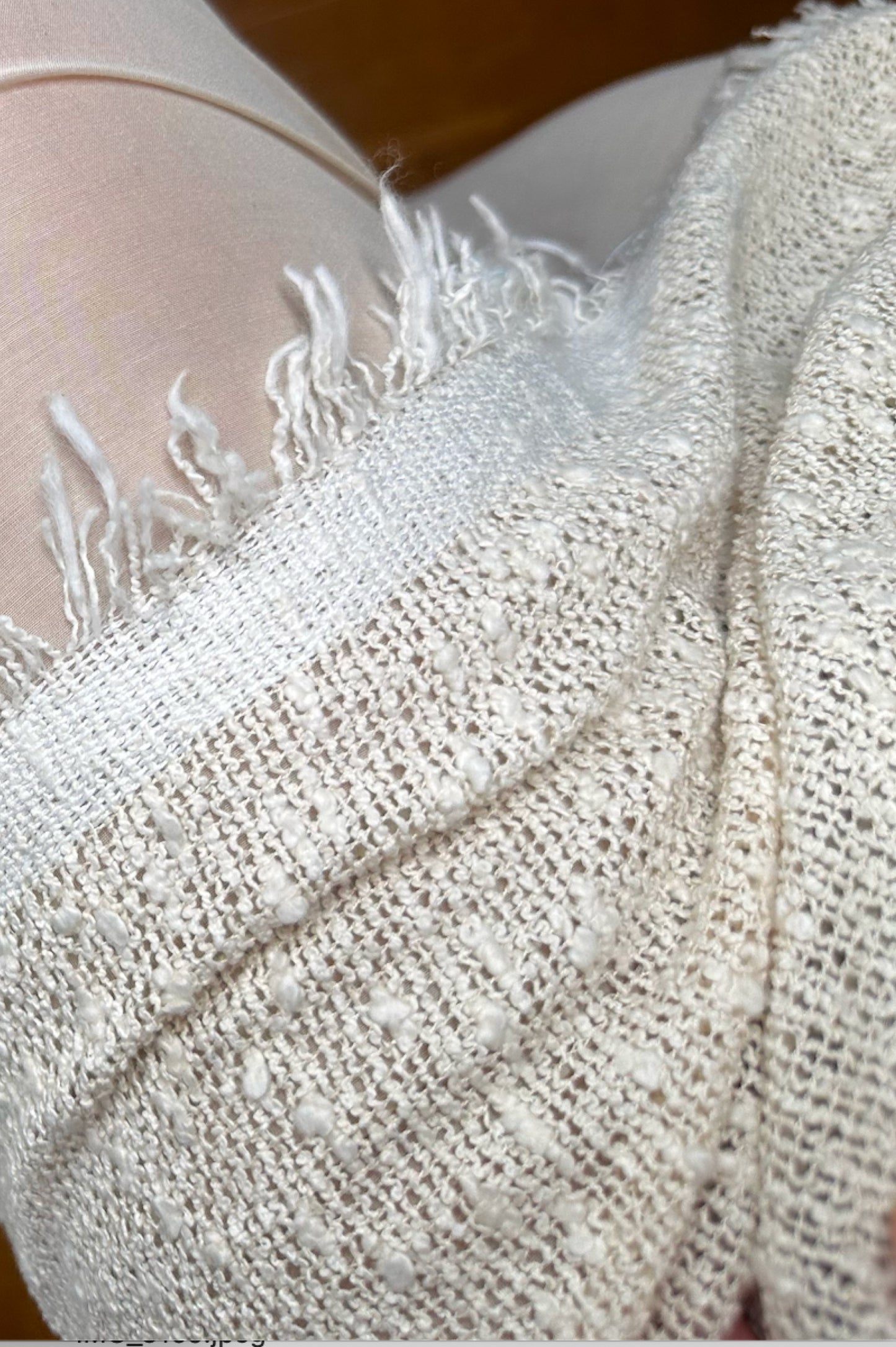 STRUKTURIERTES LONG TOP MIT ROHSAUM